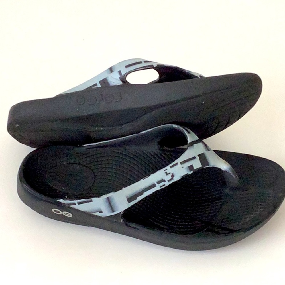 OOFOS Black and Gray Thong Flip Flops, Heavily Worn Preppy Beach Slippers Shower - Picture 3 of 8